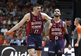 Howard celebra una canasta junto a Rogkavopoulos