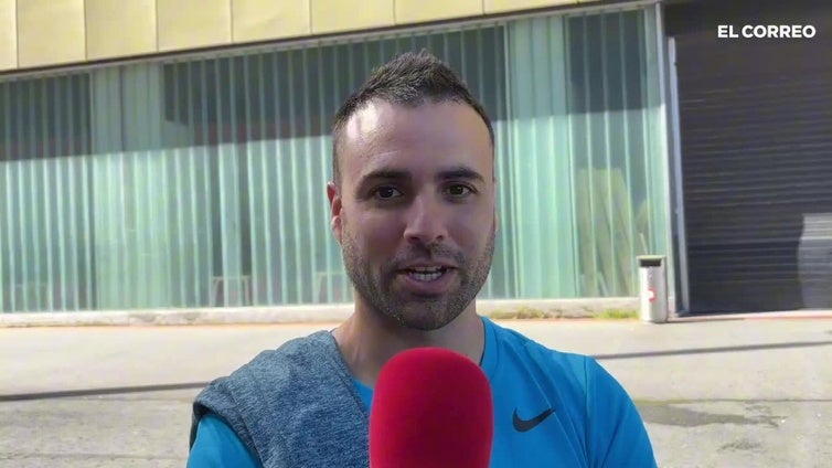 Nada quita la esperanza a la afición del Athletic: largas colas para recoger la entrada de Old Trafford