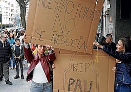 Protesta en Bilbao de familias de los colegios Jesús María y Jesuitinas contra la huelga.