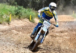 Jon Idiakez entrena con su moto en un circuito.