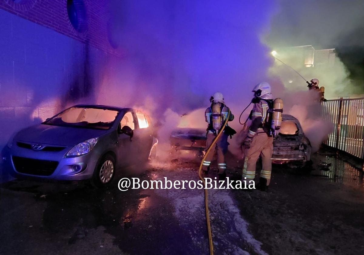Otra noche de coches calcinados en Bizkaia: arden tres vehículos en Muskiz