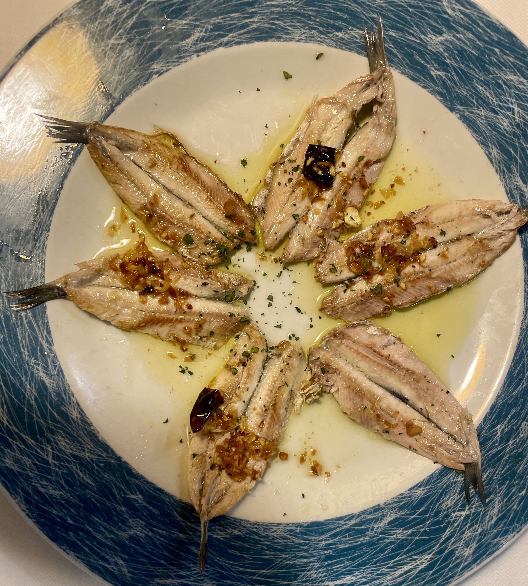Anchoas a la plancha con refrito.