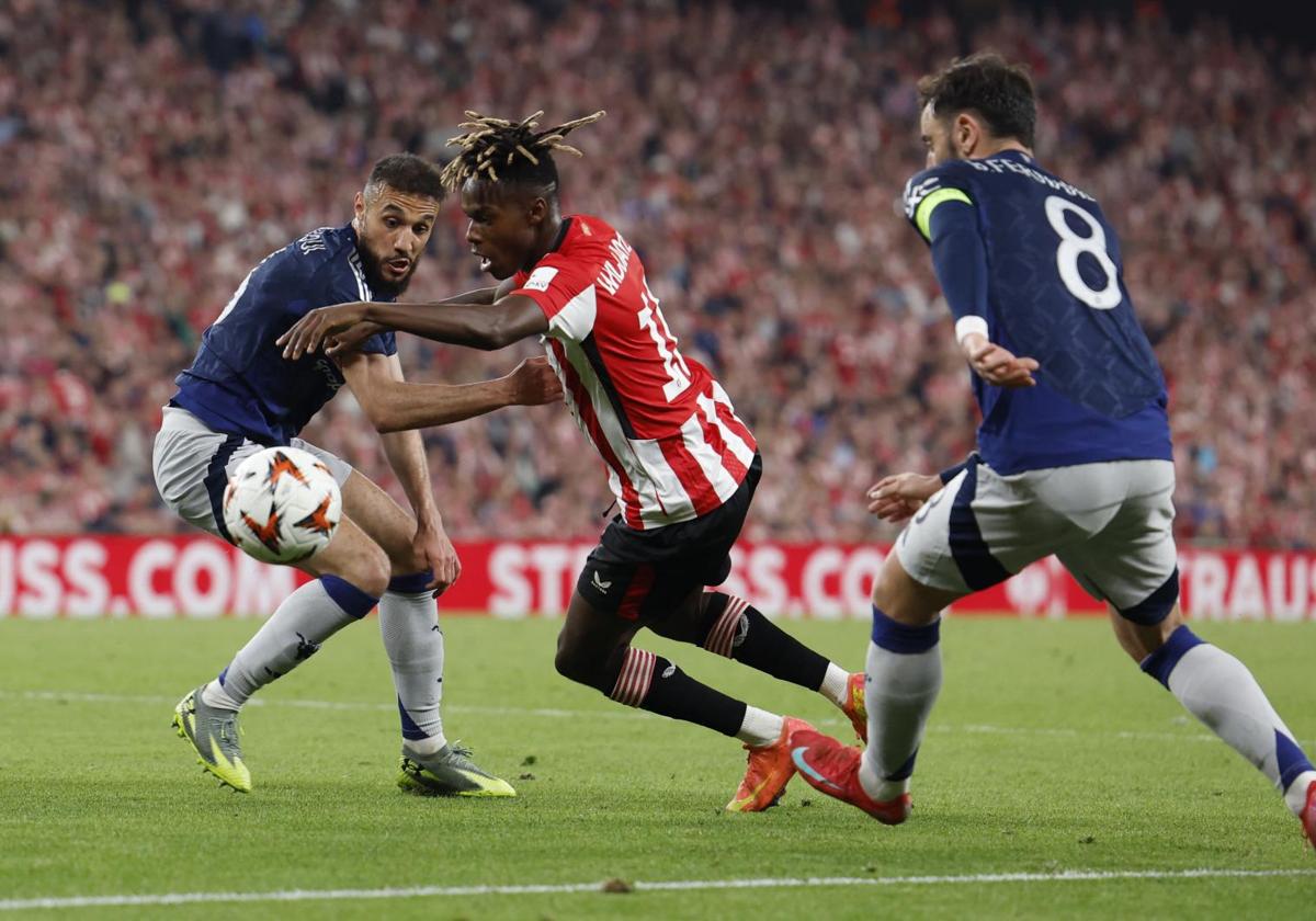 Nico Williams se va de Bruno Fernandes en una jugada del partido.