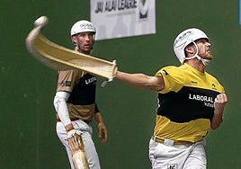 Basque exprime su derecha ante la mirada de López en el Deportivo.