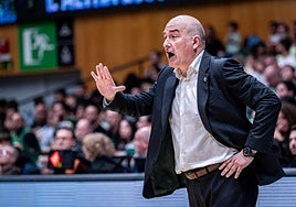 Ponsarnau da instrucciones a sus jugadores.