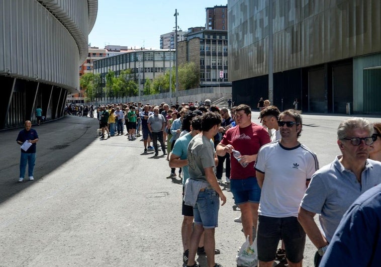 Colas en San Mamés para recoger la entrada de Old Trafford.