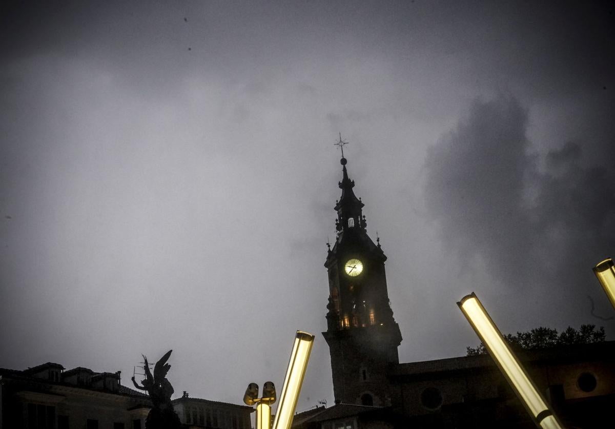Una gran tormenta cae sobre Vitoria