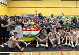 La plantilla del Clavijo celebra la salvación ante el Bisbal.