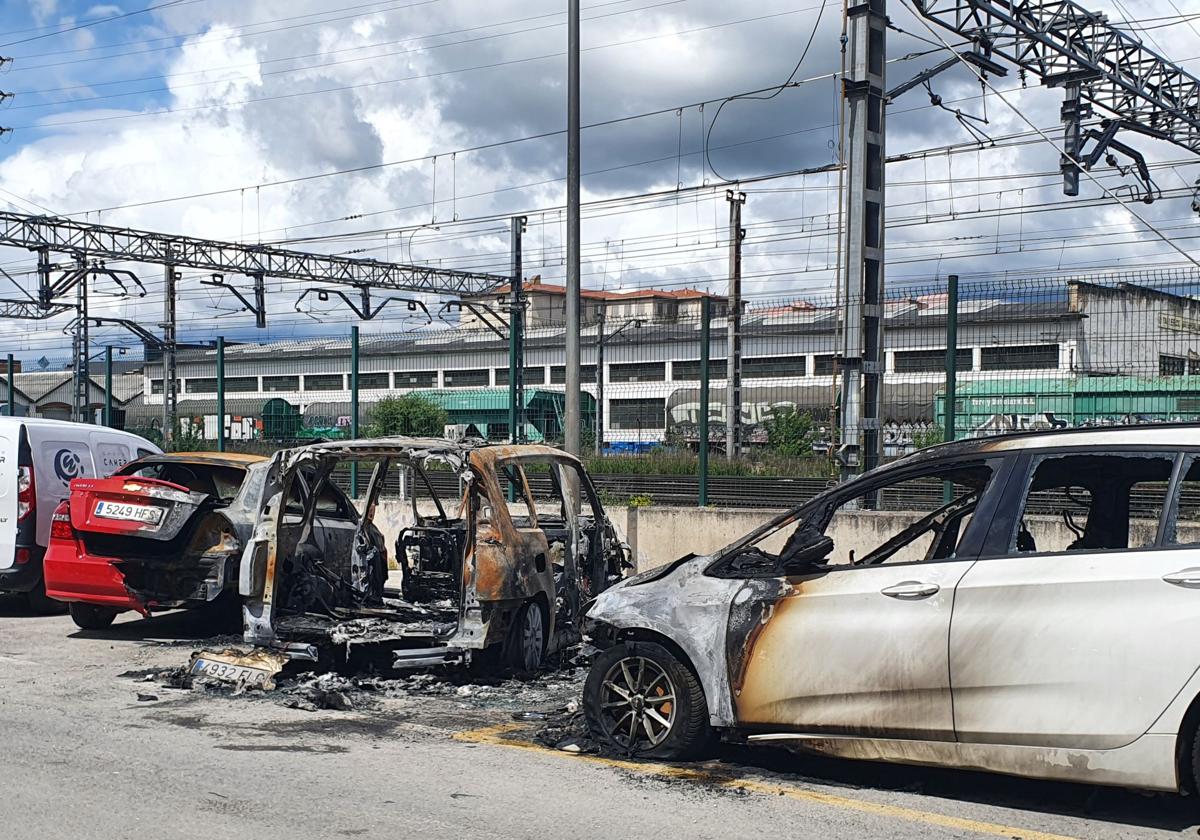 Arden seis coches en la calle Máquina de vapor de Miranda