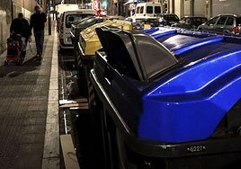 Vista de un contenedor de cartón en una calle de Bilbao.