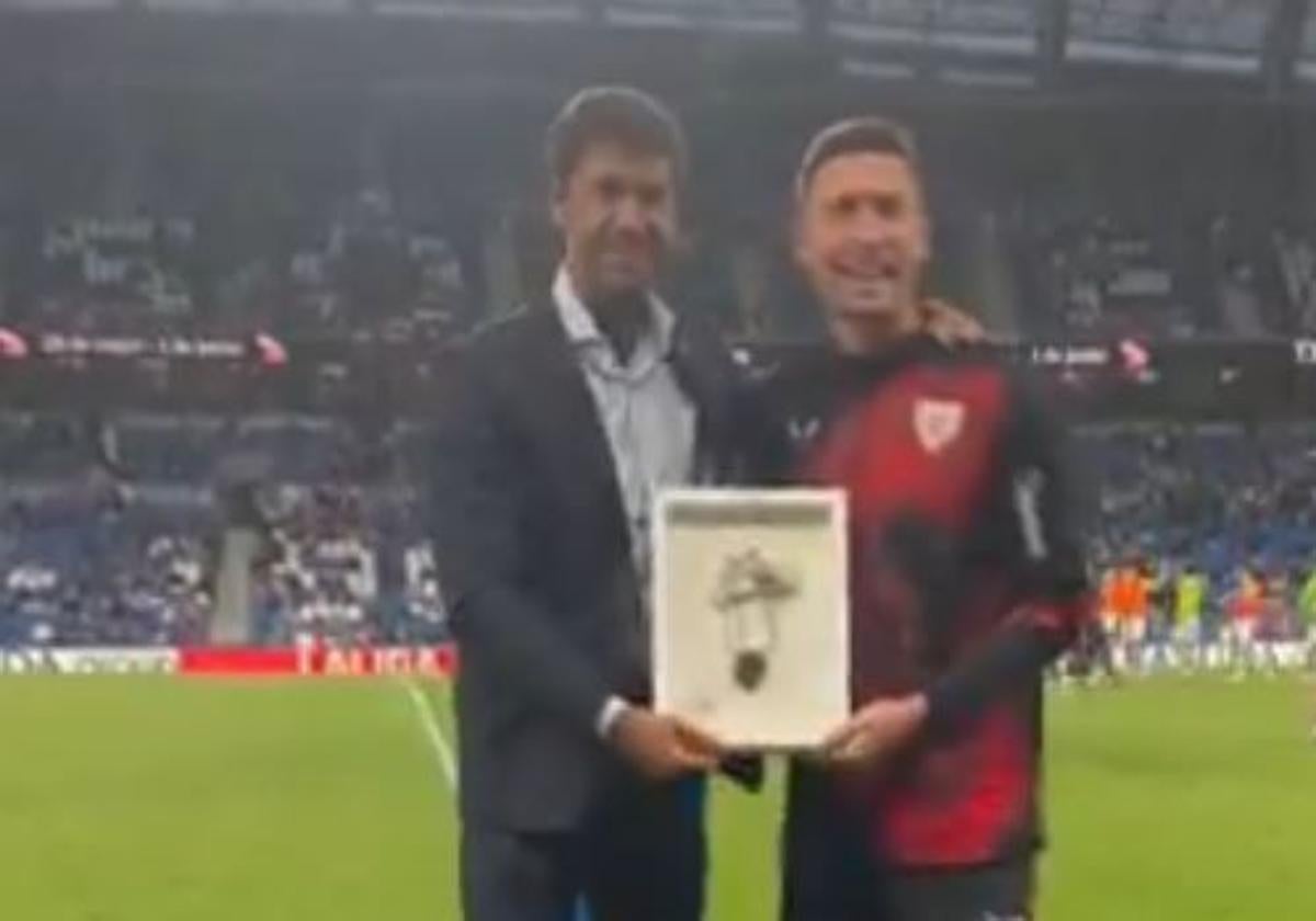 El tributo de la Real Sociedad a De Marcos en su último derbi: «de leyenda a leyenda»