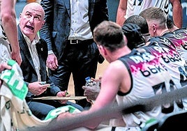 Ponsarnau dibuja jugada en uno de los tiempos muertos en Badalona.