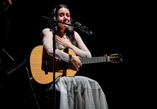 La canaria se emocionó hasta llorar.