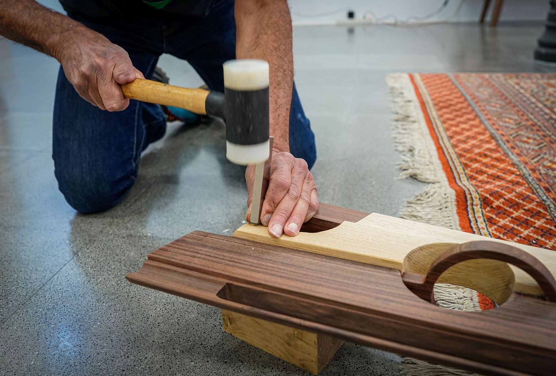 Marcos, el carpintero que ha abierto una tienda efímera en Bilbao con sus exitosas esculturas de madera