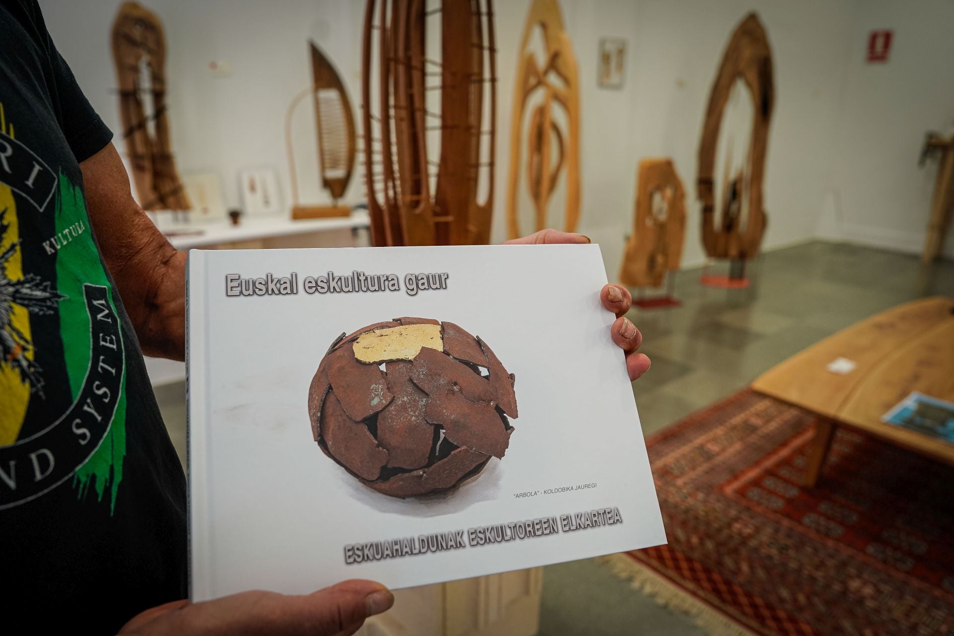 Marcos, el carpintero que ha abierto una tienda efímera en Bilbao con sus exitosas esculturas de madera