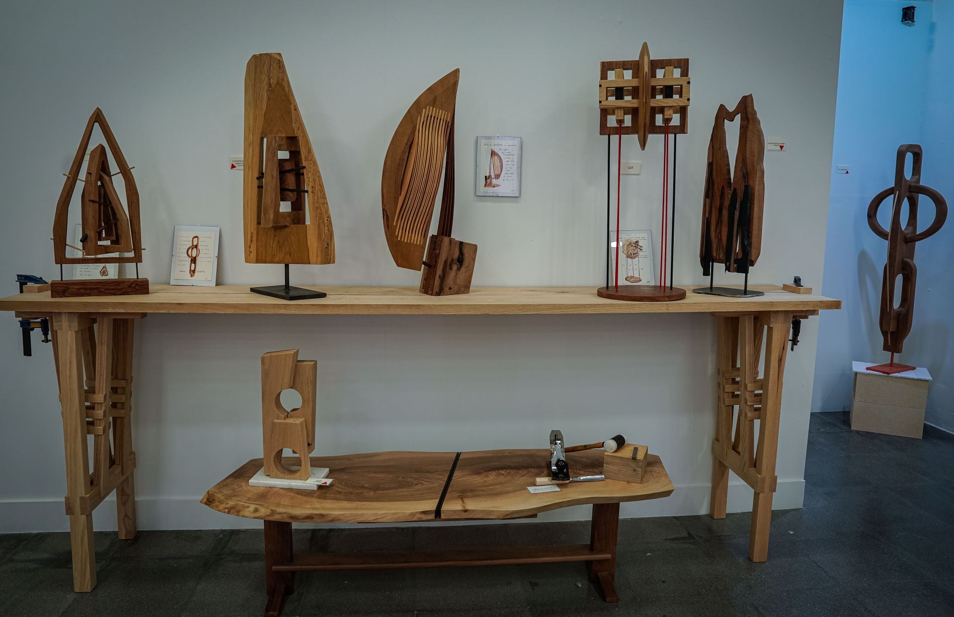 Marcos, el carpintero que ha abierto una tienda efímera en Bilbao con sus exitosas esculturas de madera