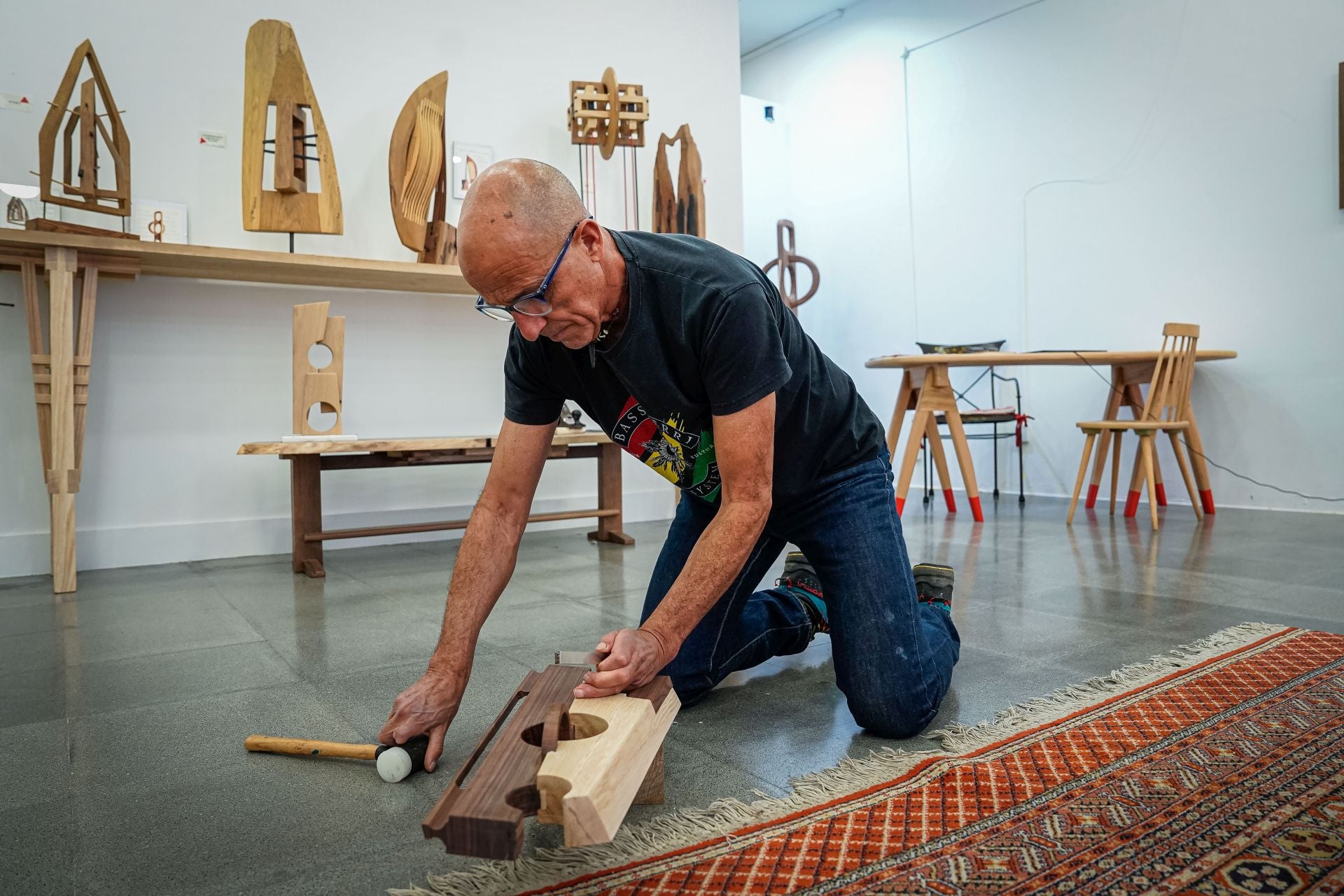 Marcos, el carpintero que ha abierto una tienda efímera en Bilbao con sus exitosas esculturas de madera