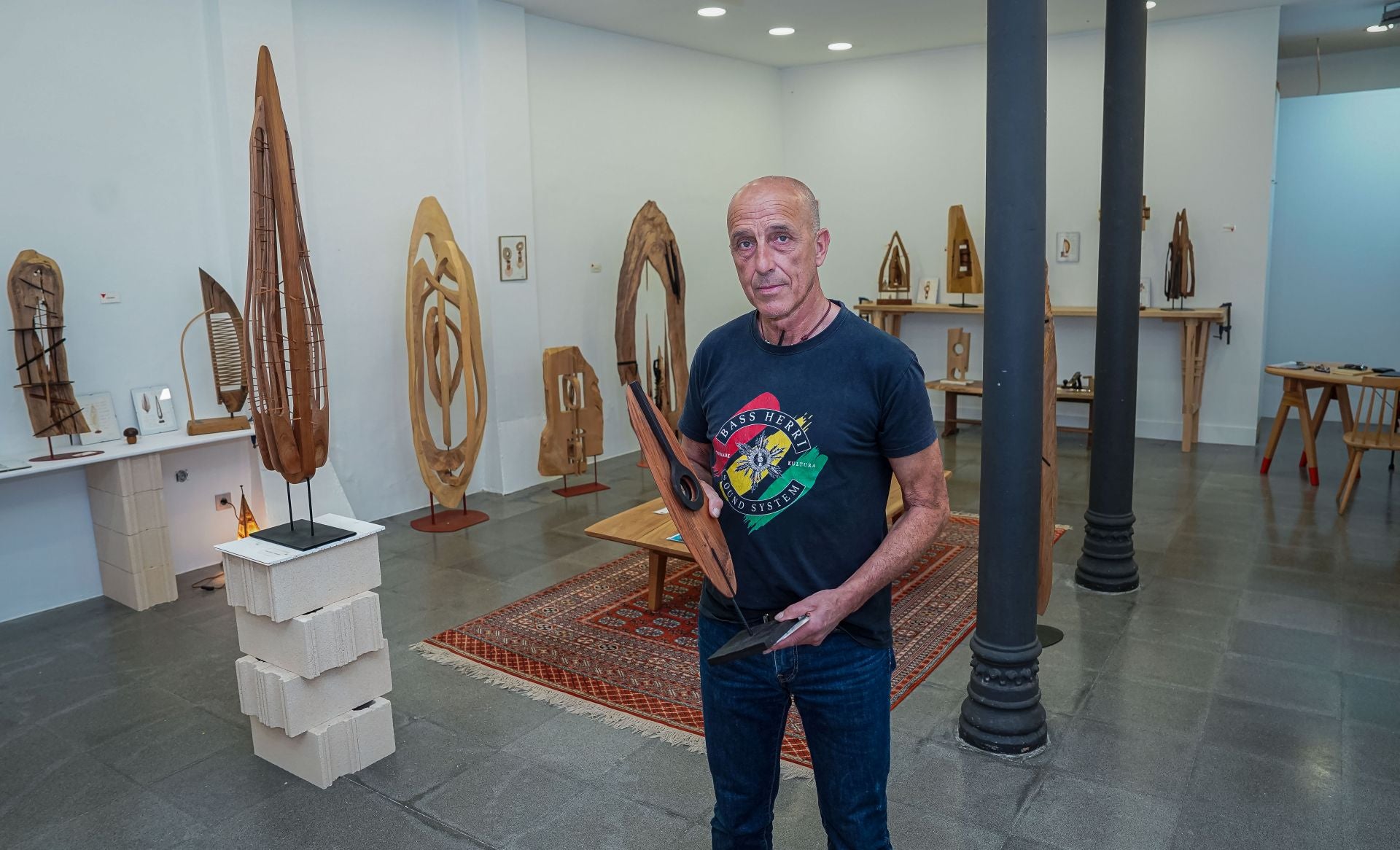 Marcos, el carpintero que ha abierto una tienda efímera en Bilbao con sus exitosas esculturas de madera