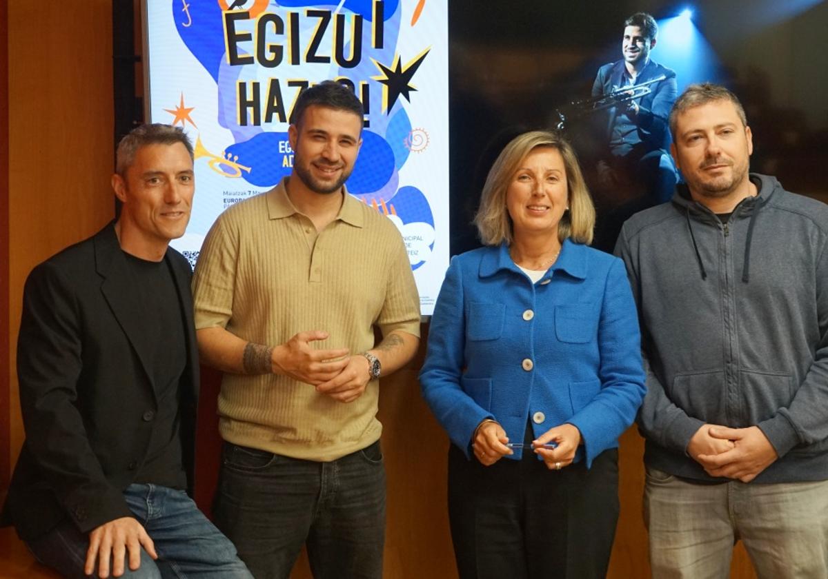 Iker Olazabal, Rubén Simeó, Sonia Díaz de Corcuera y Ernesto Aurignac en la presentación de 'Adapta!'