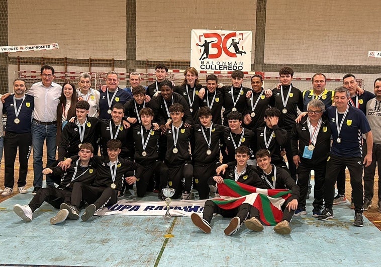 El Club Balonmano Barakaldo celebra en Culleredo su clasificación al Top 8 de España.