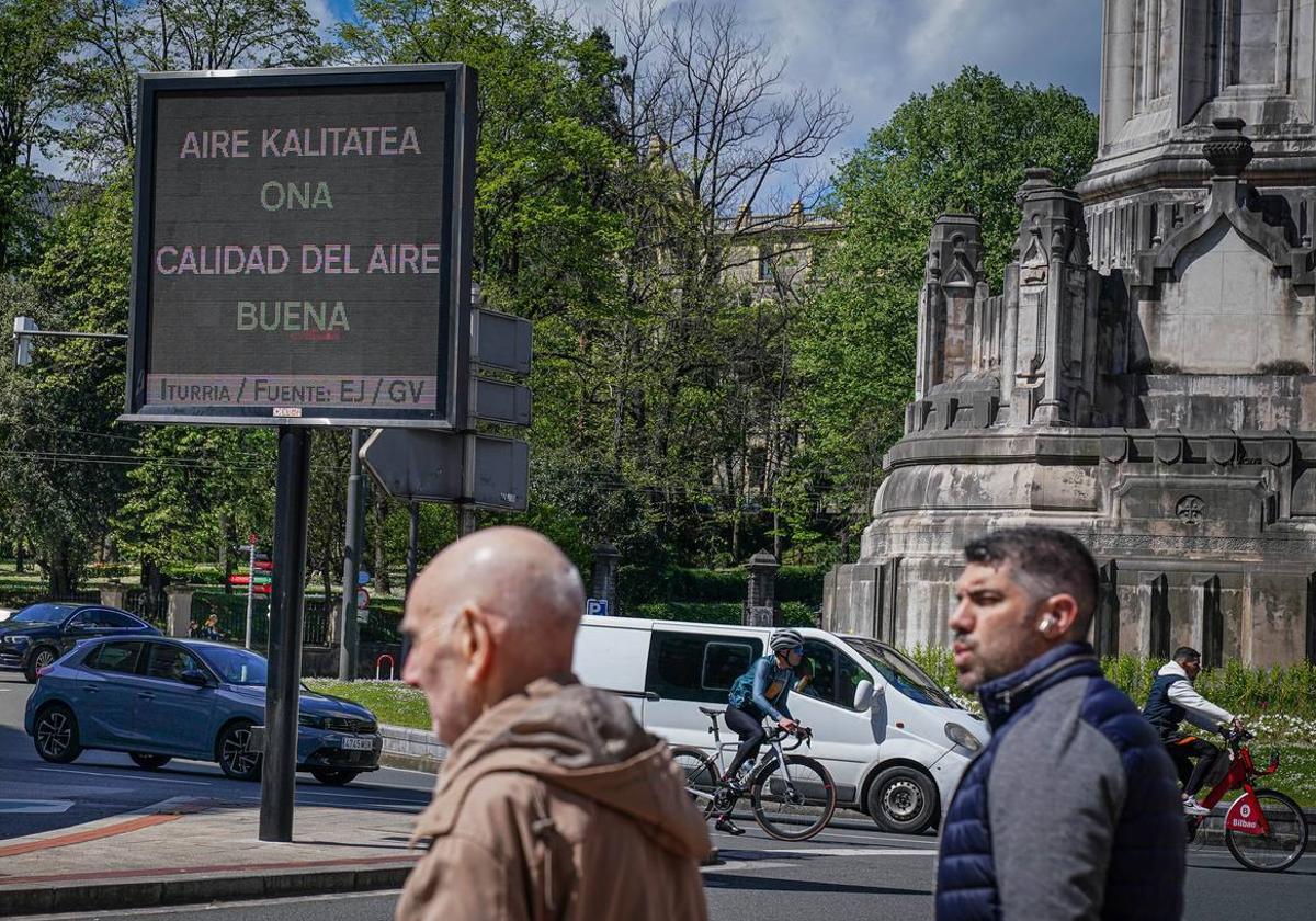 Las pantallas informativas de la calidad del aire de Bilbao se quedan «viejas»