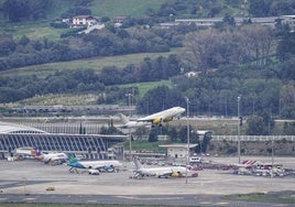 De la 'Beluga' a 'Antoñito, el ruidoso', las aeronaves más peculiares que cruzan Bilbao