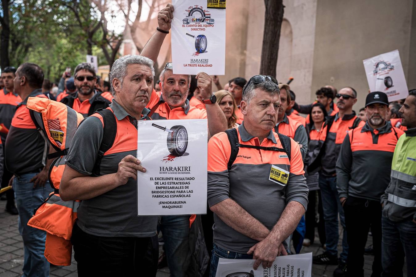 Las imágenes de la protesta de los trabajadores de Bridgestone frente a la Embajada de Japón