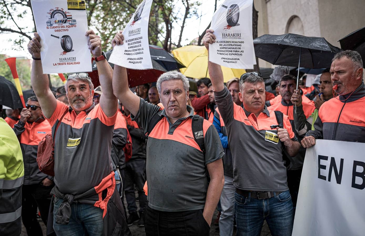 Las imágenes de la protesta de los trabajadores de Bridgestone frente a la Embajada de Japón