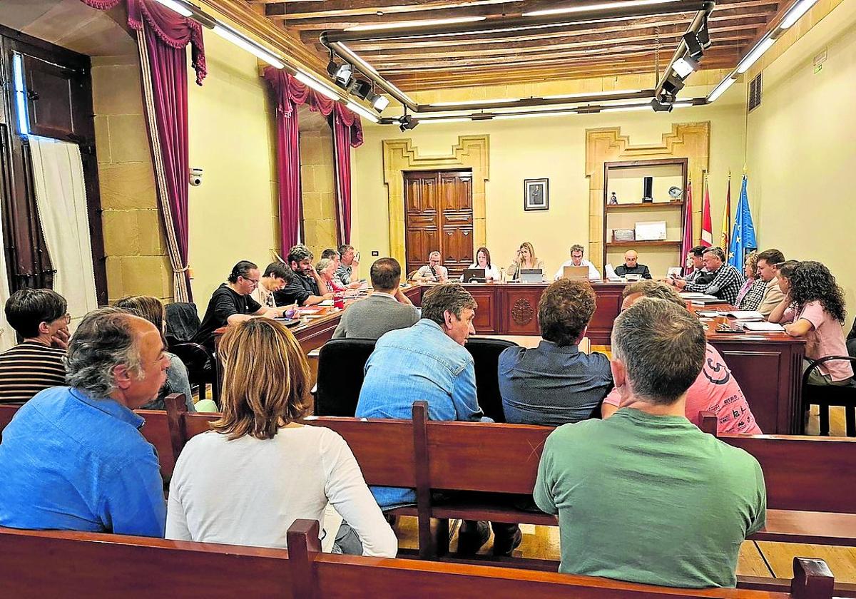 Una moción sobre financiación municipal divide la opinión de la corporación local