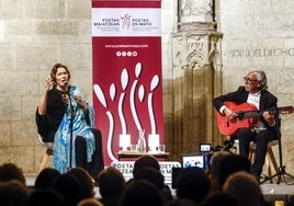 Estrella Morente ha presentado sus poesías en el pórtico de la Catedral Santa María.