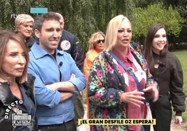 Paloma del Río y Cayetana Guillén Cuervo entrevistan a María Patiño y Belén Esteban al término del desfile que ha servido de presentación a 'La familia de la tele'.