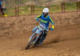 Jon Idiakez traza una de las curvas del circuito de Quintana María.
