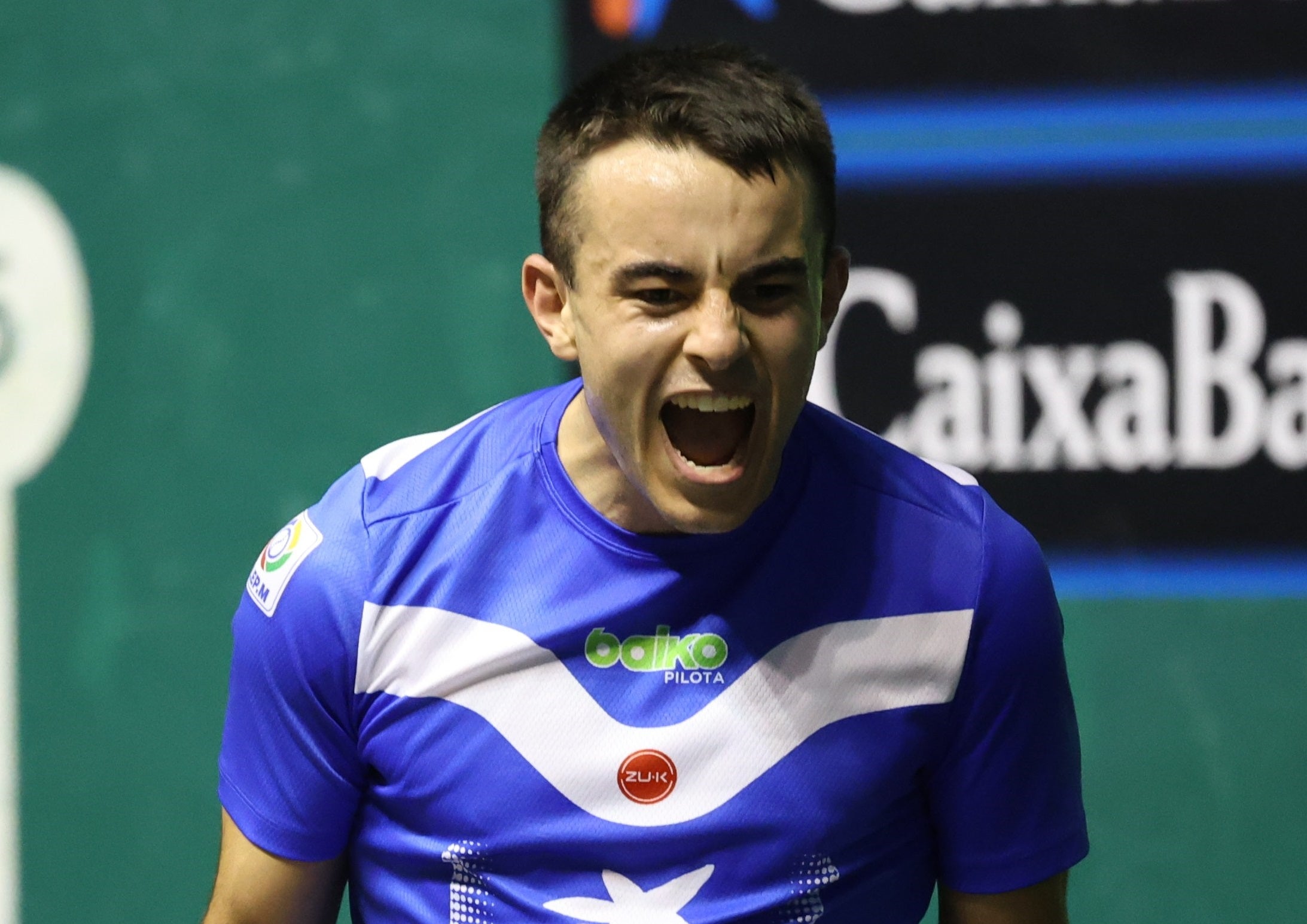 Iker Larrazabal celebra un tanto en uno de los partidos del Manomanista.