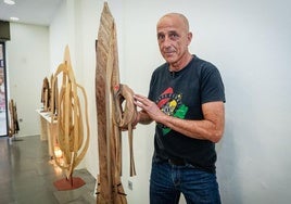 Marcos, el carpintero que ha abierto una tienda efímera en Bilbao con sus exitosas esculturas de madera