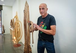 Marcos, el carpintero que ha abierto una tienda efímera en Bilbao con sus exitosas esculturas de madera