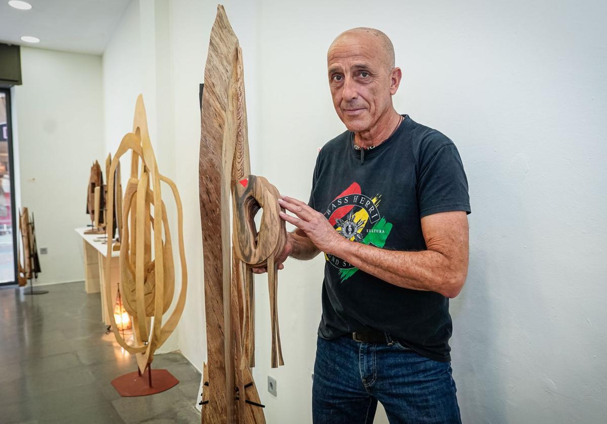 Marcos, el carpintero que ha abierto una tienda efímera en Bilbao con sus exitosas esculturas de madera