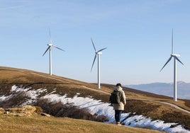 Tres aerogeneradores ubicados en un parque eólico de Álava.