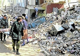 Los equipos de emergencia, tras el atentado.