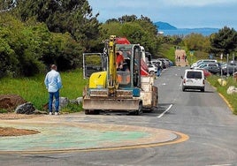 Obras en la rotonda de Azkorri para cumplir la sentencia del Tribunal Superior de Justicia.