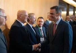Pedro Sánchez saluda al presidente del Sabadell, Josep Oliu