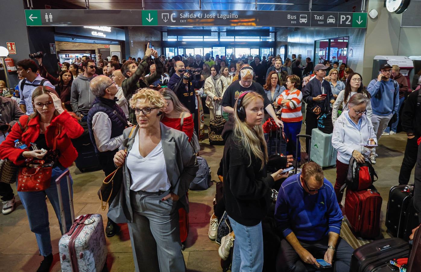 Miles de viajeros afectados por el sabotaje en las estaciones de Atocha (Madrid) y Santa Justa (Sevilla)