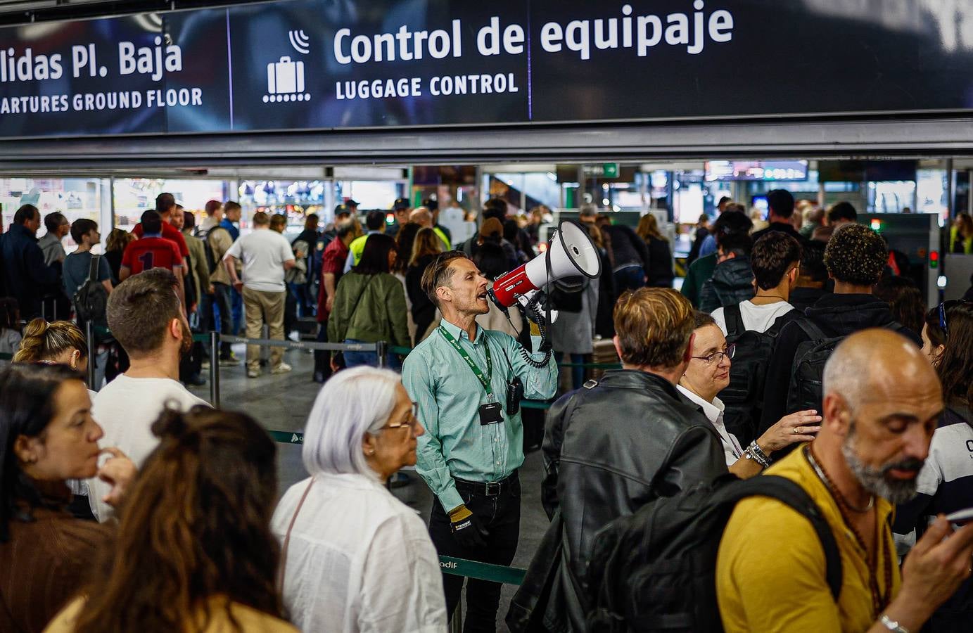 Miles de viajeros afectados por el sabotaje en las estaciones de Atocha (Madrid) y Santa Justa (Sevilla)