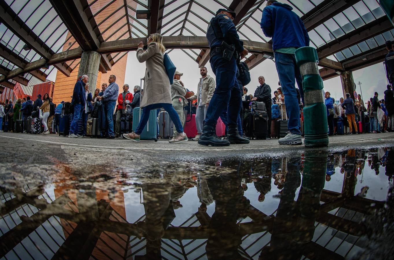 Miles de viajeros afectados por el sabotaje en las estaciones de Atocha (Madrid) y Santa Justa (Sevilla)