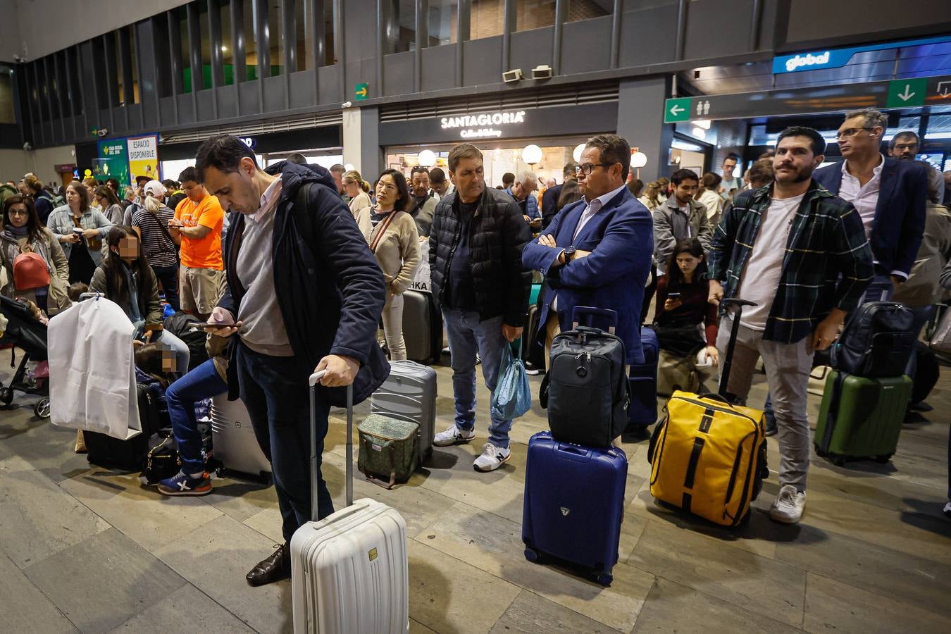Miles de viajeros afectados por el sabotaje en las estaciones de Atocha (Madrid) y Santa Justa (Sevilla)