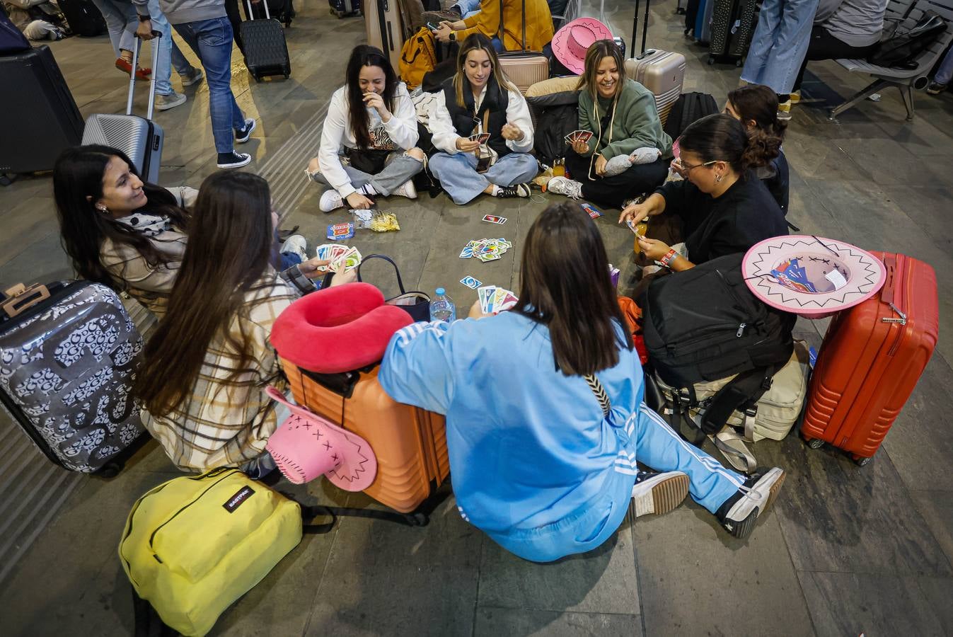 Miles de viajeros afectados por el sabotaje en las estaciones de Atocha (Madrid) y Santa Justa (Sevilla)