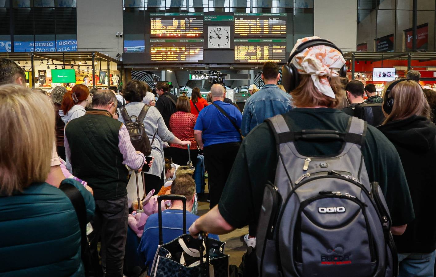 Miles de viajeros afectados por el sabotaje en las estaciones de Atocha (Madrid) y Santa Justa (Sevilla)