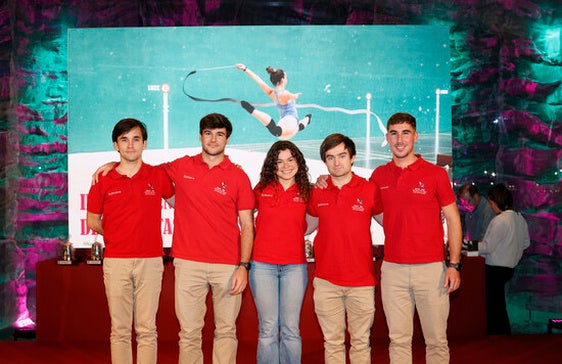 Nicolás Viar, segundo por la izquierda, acompañado de otros regatistas en los Premios del Deporte 2023.