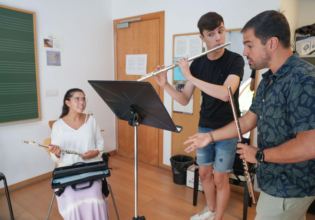 La Escuela de Folklore podría incrementar su cuota un 147% con la fusión