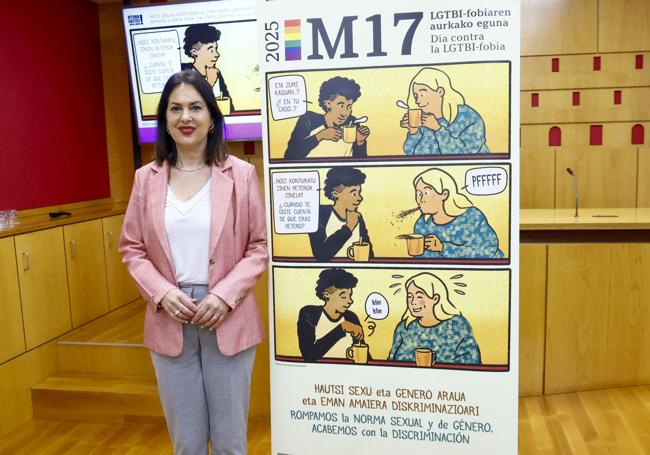 La concejala de Igualdad, Ana López de Uralde junto al cartel de la campaña municipal.
