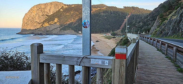Placa informativa con código QR en la ruta entre las playas de Laga y Laida (Ibarrangelu).